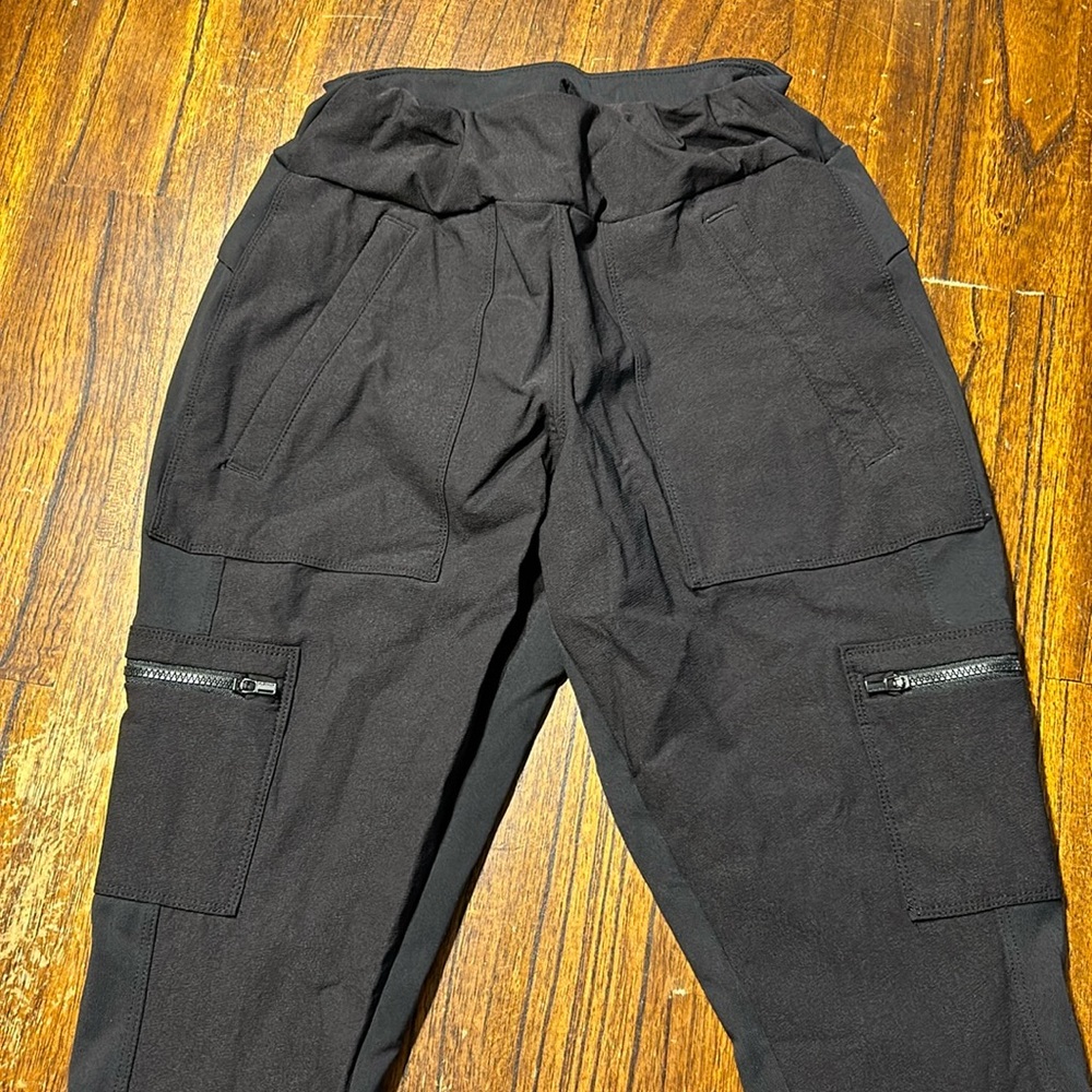 Athleta Headlands Hybrid Cargo pant/legging size 2. Excellent condition.